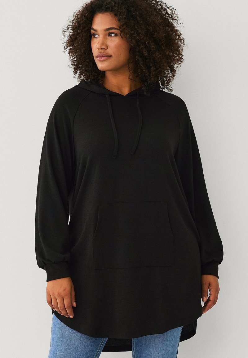 Zwarte hoodie met een voorzak, lange mouwen en een comfortabele pasvorm. Gemaakt van zachte stof, met een verstelbare capuchon en een zijsplit.