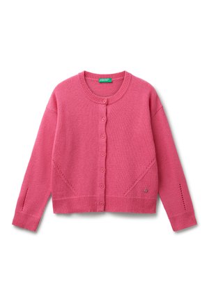 Cardigan rosa lavorato a maglia con scollatura tonda, chiusura frontale con bottoni, polsini a costine e dettagli decorativi sui maniche.
