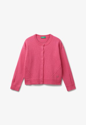 Cardigan en tricot rose avec un col rond, fermeture à boutons sur le devant, poignets côtelés et détails de couture décoratifs sur les manches.