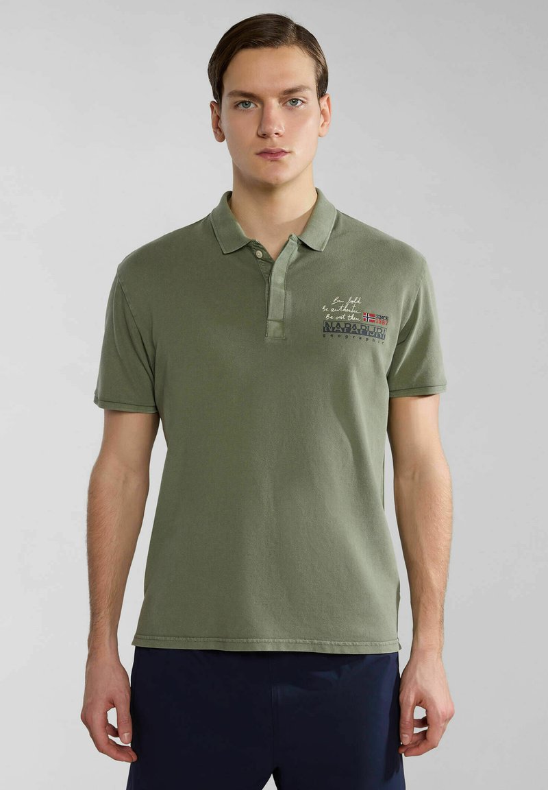 Polo shirt verde oliva in cotone, con colletto, maniche corte e logo e testo ricamati sul petto.