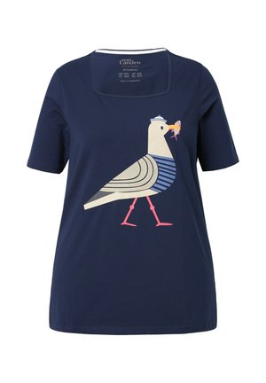 Camiseta de algodón azul marino con un gráfico estilizado de una paloma que lleva un sombrero de marinero y una camiseta a rayas, con patas rosas y sosteniendo un pez.