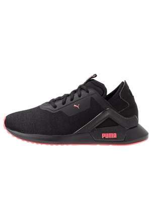 Sort Puma løbesko med lyserødt logo, lyserøde sålekant, mesh-overdel og kantet hælstøtte, set fra siden på en hvid baggrund.