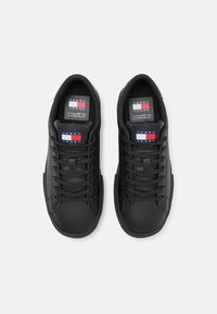 Tommy Jeans FOXING FLATFORM - Sneakers basse - triple black