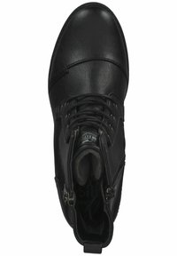 Stivali alla caviglia in pelle nera con punta arrotondata, lacci frontali e zip laterale. Finitura texturizzata con interno imbottito per il massimo comfort.