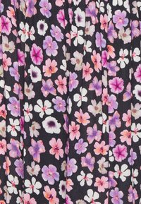 Tissu noir avec un motif dense de petites fleurs roses, violettes, blanches et pêche, présentant de subtils plis verticaux.