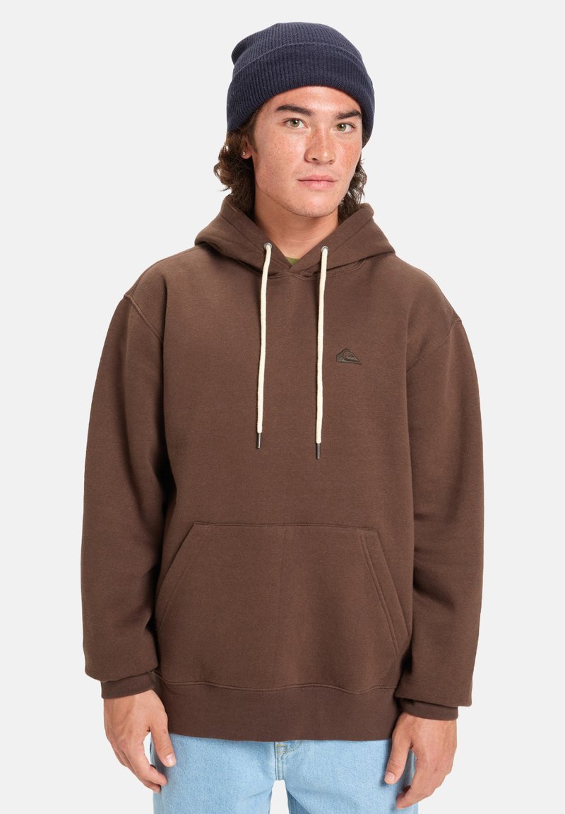 Sudadera con capucha marrón de mezcla de algodón, con un bolsillo delantero, cordones de color crema y un pequeño logo en el lado izquierdo del pecho.