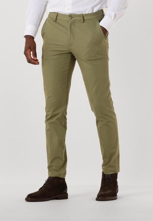 Pantalons khaki en tissu léger, au design slim-fit, avec passants de ceinture, poches avant et fermeture à un bouton. Bottes en daim marron.