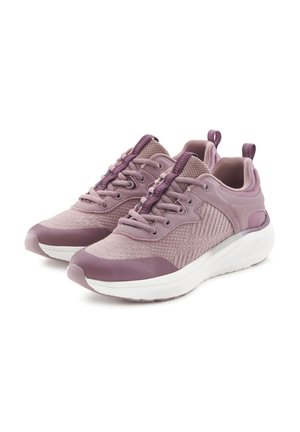 Helle lila Sportschuhe mit strukturiertem Mesh-Obermaterial, verstärkter Zehenkappe und weißer Sohle. Mit Schnürdesign und doppelten Zuglaschen.