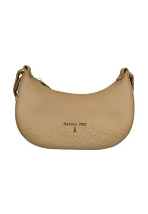 Borsa a mezzaluna in pelle beige con texture, chiusura lampo dorata e logo "PATRIZIA PEPE" in oro sulla parte anteriore.