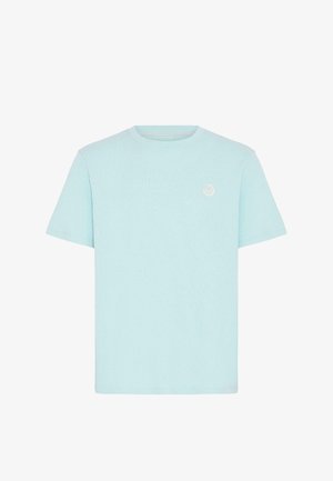 Hele sinine T-särk, valmistatud pehmest, tekstuurse kangaga. Sellel on ümmargune kaelus ja väike tikitud logo vasaku ülemise rinna kohal.