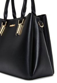 Borsa a mano in pelle sintetica nera con hardware in tonalità oro, due manici, design strutturato e forma leggermente arrotondata.