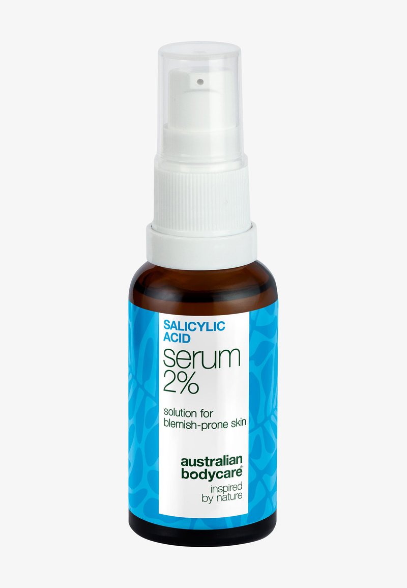 Flacon de sérum à l'acide salicylique 2 % d'Australian Bodycare pour les peaux sujettes aux imperfections, avec un pulvérisateur blanc et une étiquette bleue.