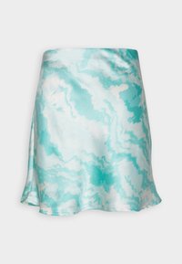 Akvablå miniklänning med en slät, satinliknande textur, med ett vågigt, molnliknande mönster i ljusare nyanser av blått och vitt.