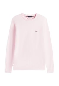 Pull rose clair à manches longues avec col rond, petit logo drapeau Tommy Hilfiger sur la poitrine et poignets et ourlet côtelés.