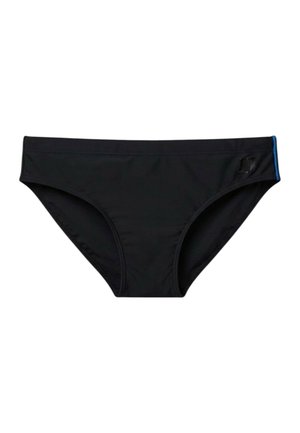Costume da bagno slip nero da uomo con piccolo dettaglio logo nero e striscia blu sul lato destro, su sfondo bianco.