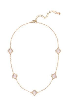 Delicata collana a catena d'oro con cinque ciondoli a forma di trifoglio bianchi con accenti di diamante, distribuiti uniformemente, e chiusura regolabile.