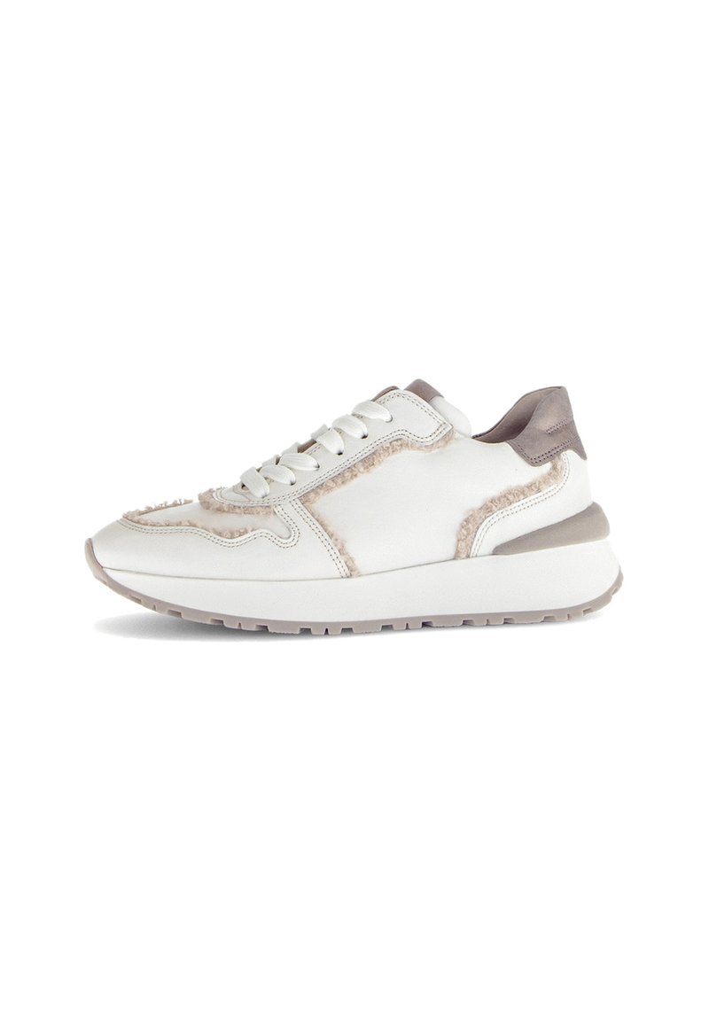 Weiße Leder-Sneaker mit strukturierten beigen Akzenten, runder Spitze, flacher Sohle und gepolstertem Schaft. Schnürdesign mit subtiler Farbvariation.