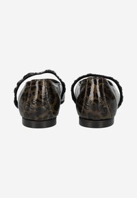 Ballerines à motif léopard avec une finition brillante, des brides noires accentuées, un bout rond et un petit talon. Détail de motif notable à l'arrière.