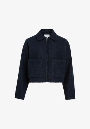 Czarna granatowa krótka kurtka wykonana z teksturowanej tkaniny, z zamkiem błyskawicznym z przodu, kołnierzykiem i dwiema dużymi kieszeniami z przodu.