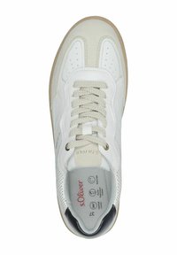 Scarpa atletica bianca con dettagli perforati e accenti grigio chiaro, punta rotonda, lacci piatti intrecciati e suola in gomma color beige. Logo del marchio visibile.