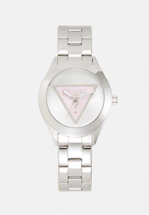 Silberne Edelstahl-Uhr mit rundem Ziffernblatt, das ein pinkfarbenes Dreieck mit dem "GUESS"-Logo zeigt, und einem polierten Armband im Glieder-Stil.