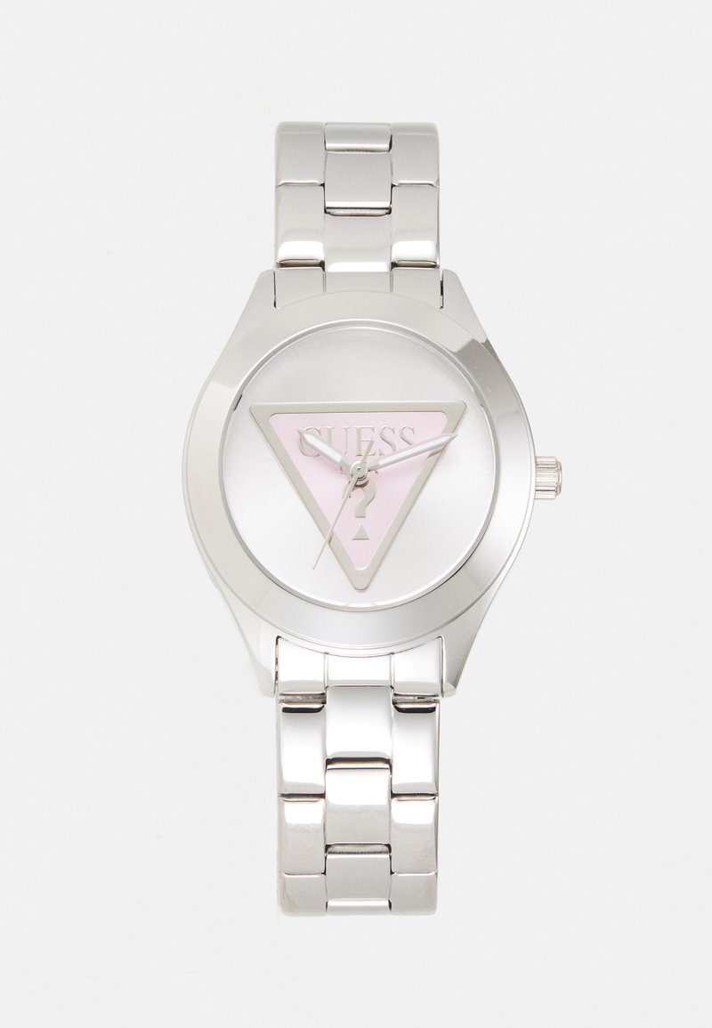 Montre en acier inoxydable argenté avec un cadran rond, présentant un triangle rose avec le logo "GUESS", et un bracelet poli de style maillon.