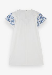 Hvid kjole med blå blomsterbroderi på korte ærmer, nøglehulslukning i ryggen og et struktureret stof. A-linje silhuet, knælængde.