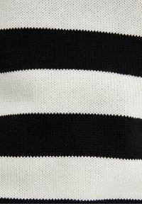 Strikket stof med horisontale striber i sort og hvid. Teksturen er glat med jævne sting og en medium tykkelse.