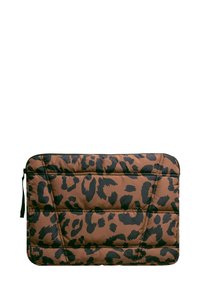 Gepolsterte Laptophülle mit Leopardenmuster in Braun und Schwarz, ausgestattet mit einem Reißverschluss und einem seitlichen Griff. Weiche, gepolsterte Textur.