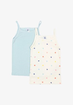Deux débardeurs pour enfants, l’un bleu avec de fines rayures blanches, l’autre blanc avec de petits motifs de cœurs multicolores.