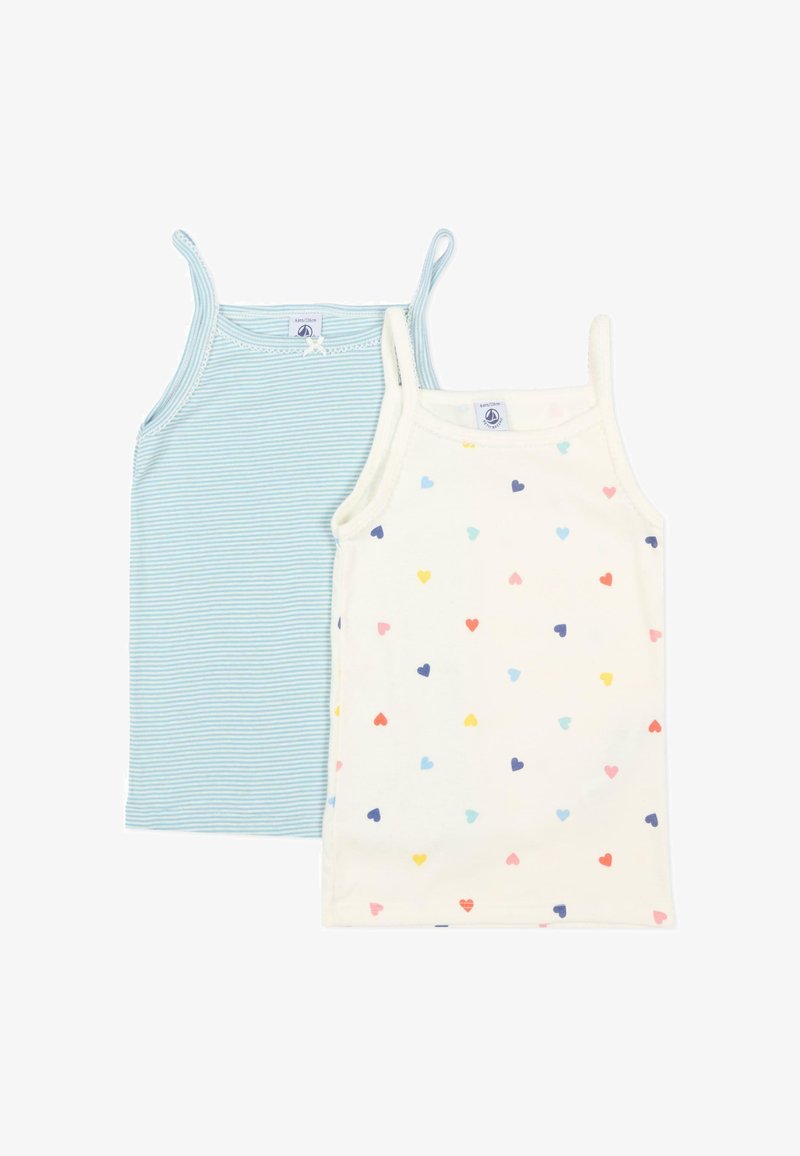 Deux débardeurs pour enfants, l’un bleu avec de fines rayures blanches, l’autre blanc avec de petits motifs de cœurs multicolores.