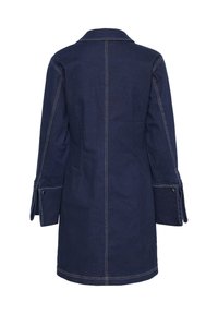 Marinblå denimjacka med krage, långa ärmar med knappdetaljer och rak passform. Kontraststygn genom hela jackan.