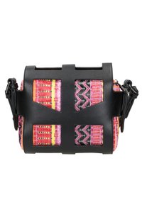 Borsa a tracolla realizzata in un tessuto intrecciato vivace con motivi rosa, neri e gialli, racchiusa in una struttura in pelle nera.