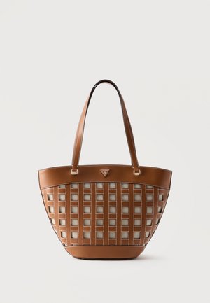 Sac cabas en cuir marron avec découpes carrées tissées et doubles bretelles, avec un petit logo de marque triangulaire en haut au centre.