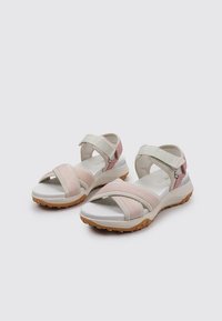 Sandalias ligeras con una base blanca, correas suaves de color rosa y correas ajustables en el tobillo; la suela de goma texturizada ofrece agarre y comodidad.