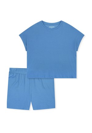 Blaues, geripptes Kurzarmoberteil und passendes Shorts-Set mit elastischem Bund, flach auf weißem Hintergrund liegend.