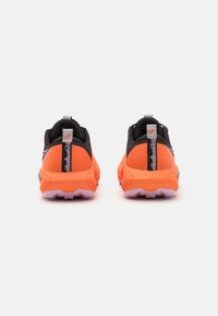 Chaussures de trail avec une tige en mesh noir, un talon et une semelle orange vif, des accents texturés et une tirette réfléchissante à l'arrière.