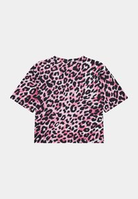 Tričko s krátkým rukávem a cropped střihem, s růžovým a černým leopardím vzorem, vyrobené z lehkého materiálu, s kulatým výstřihem.