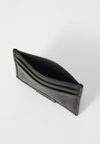 Sort læderpung med flere kortslots, slankt design, blød tekstur og et diskret logo-tag. Åben visning som viser indre rum.