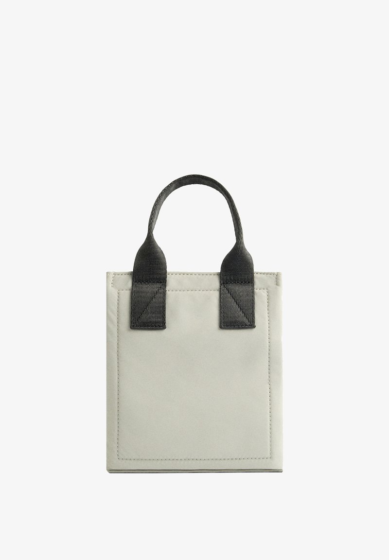 Kompaktowa torba na ramię wykonana z jasnoszarego materiału, z czarnymi uchwytami, prostokątnym kształtem oraz przednią kieszenią z przeszyciami.