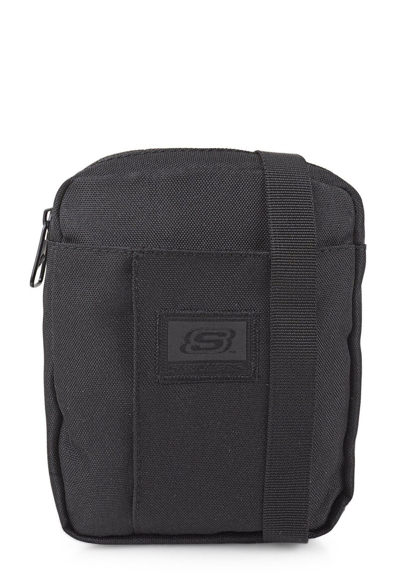 Bolso de hombro negro de tela con forma rectangular, que cuenta con un cierre de cremallera y un parche con logo en relieve en la parte frontal. Incluye correa ajustable.