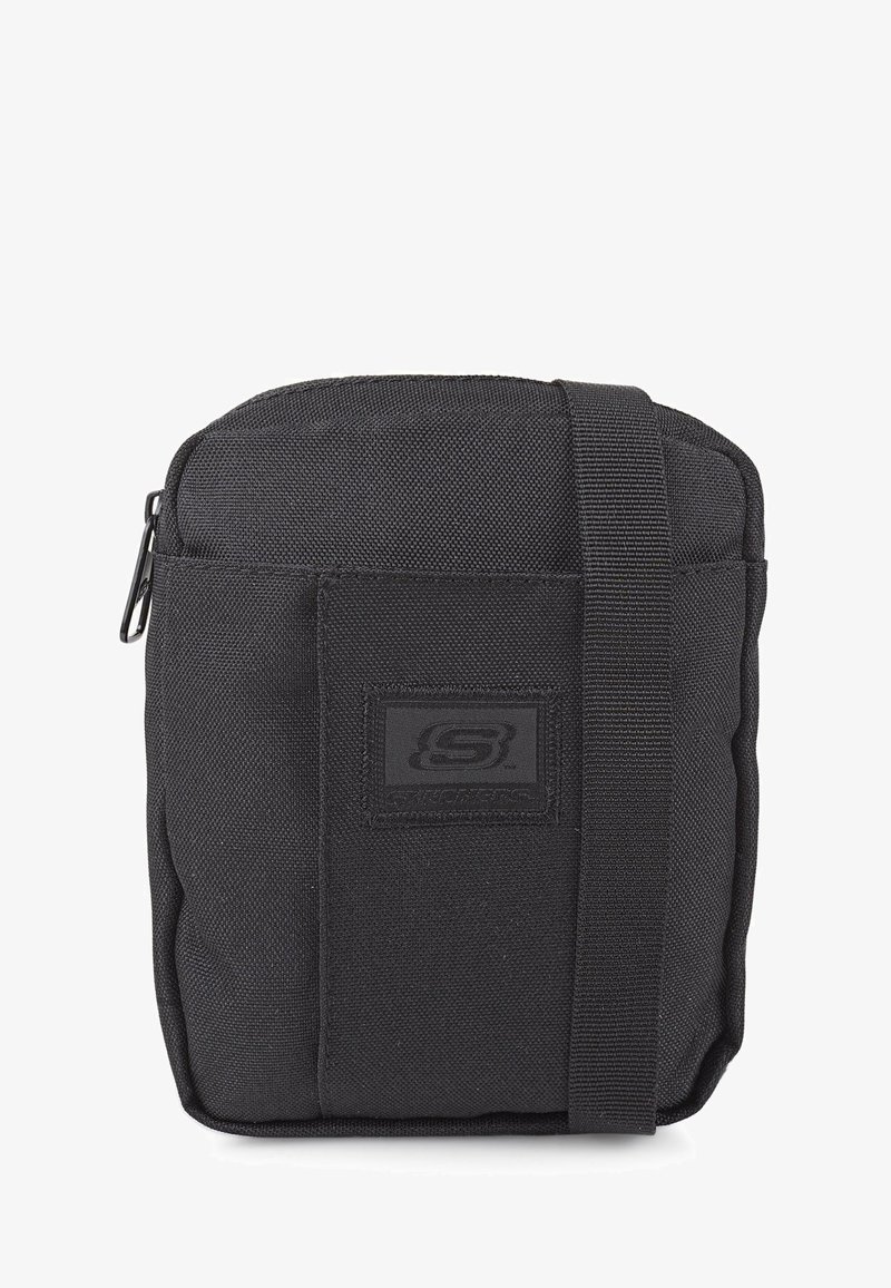 Bolso de hombro negro de tela con forma rectangular, que cuenta con un cierre de cremallera y un parche con logo en relieve en la parte frontal. Incluye correa ajustable.