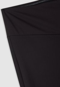 Czarna tkanina o gładkiej teksturze, z zagiętym wzorem na górze i subtelnym połyskiem wzdłuż krawędzi.