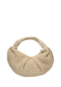 Bolso de mano tejido en color beige con un asa trenzada y una superficie texturizada, que presenta una forma redondeada y holgada, así como un diseño de tejido abierto.
