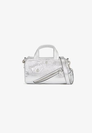 Sac à main métallique argenté avec des poignées courtes et une bandoulière réglable. Dispose d'une poche zippée sur le côté et d'une finition texturée.