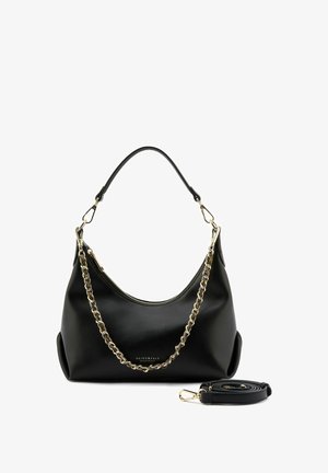 Zwarte leren handtas met gouden kettingdetail, korte schouderriem en afneembare lange riem die ernaast opgerold ligt.