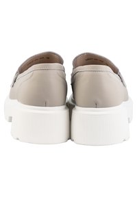 Chaussures en cuir grises avec un dos arrondi, semelle blanche épaisse et texture striée. Couture notable le long des bords et doublure intérieure rembourrée.