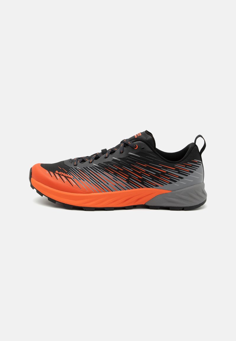 Trail løbesko, der har en overdel i sort mesh med orange og grå accenter, letvægtsdesign og tekstureret sål for godt greb.