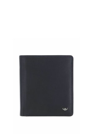 Portefeuille bifold en cuir noir avec coutures subtiles et petit emblème logo argenté dans le coin inférieur droit sur fond blanc.