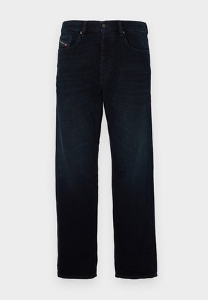 Dunkelblaue Denim-Jeans mit geradem Beinansatz, die eine Vorderstasche und einen Knopfverschluss aufweisen. Der Stoff hat eine glatte Textur und einen dezenten Glanz.